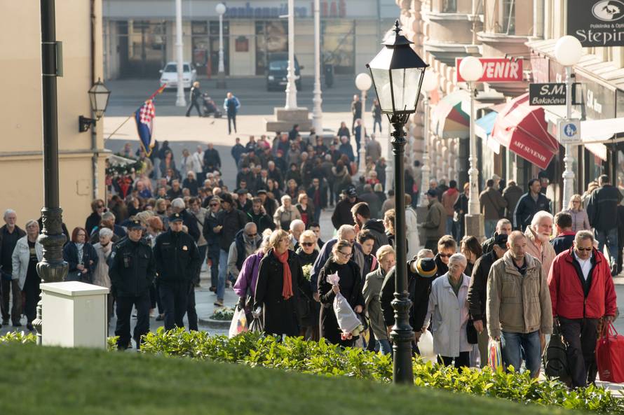 Dan je Svih svetih: Pogledajte fotografije s hrvatskih groblja
