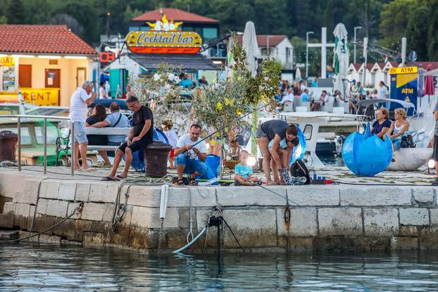 Fažana: Riva pretvorena u galeriju umjetničkih instalacija posvećenih plavetnilu mora