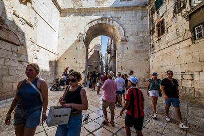 Danas i do 38°C! Turisti guštaju u Splitu. Ali uskoro stiže velika promjena i kraj toplinskog vala!