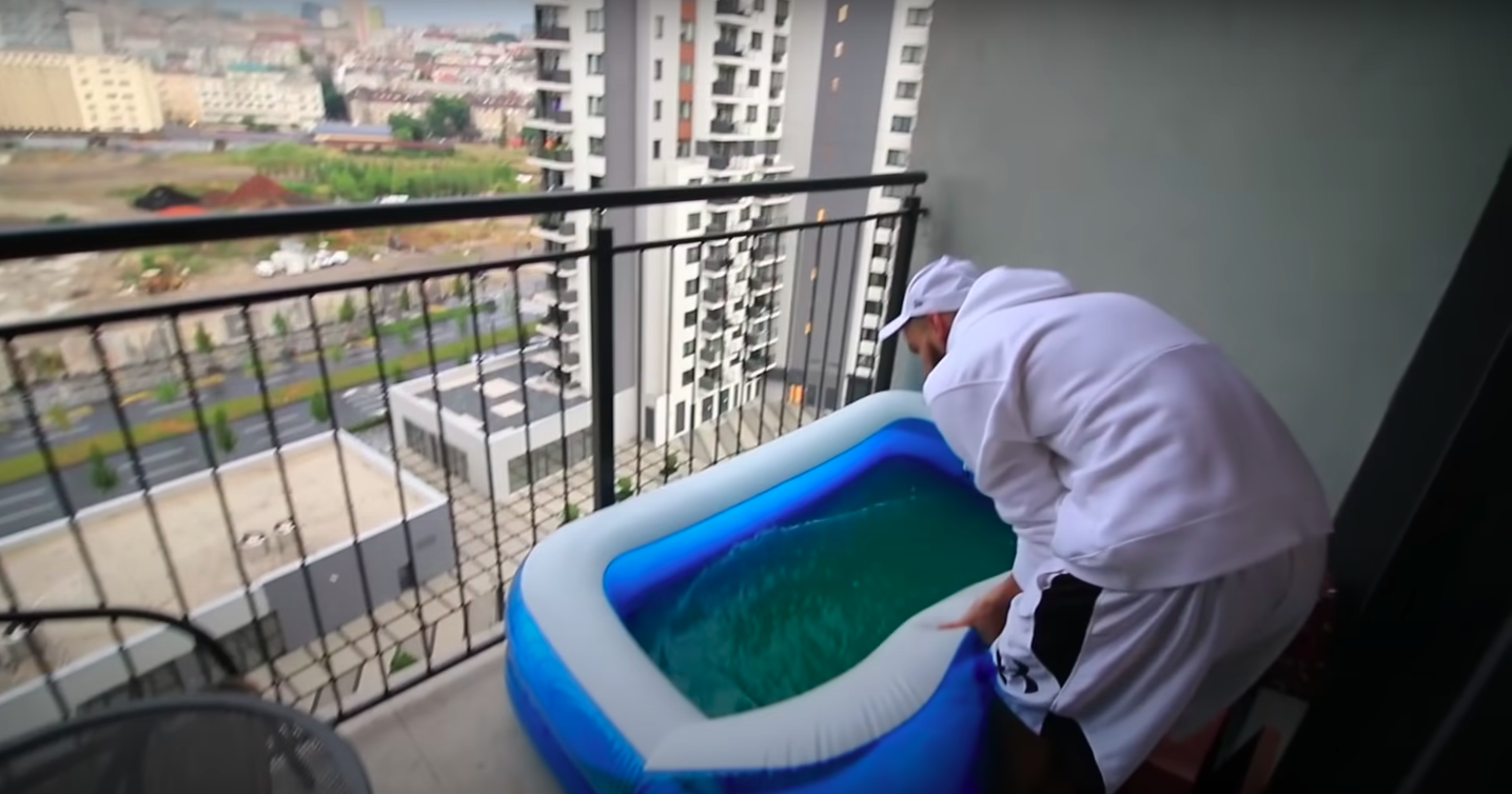 Srpski YouTuber ispraznio bazen s desetog kata, susjedi bijesni: 'Kad seljak dođe u veliki grad...'