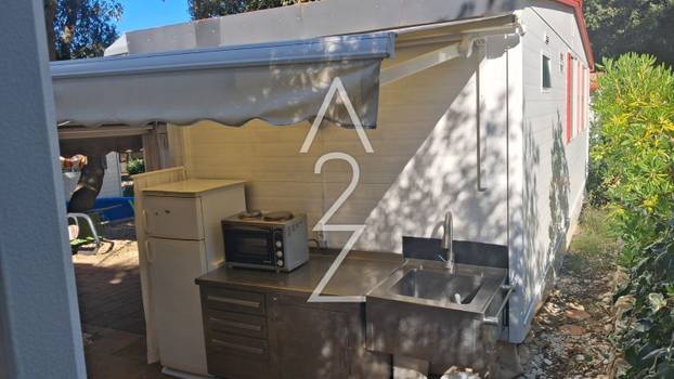 FOTO U Novalji prodaju kućicu od 30 m2 za 12.000 €! Mobilna je: 3 su hladnjaka i ova oprema