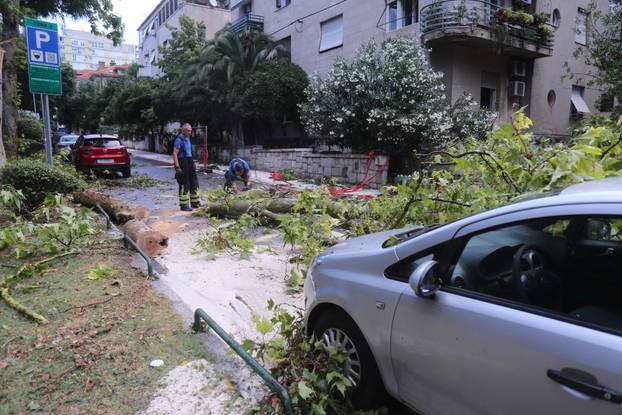 Nevrijeme poharalo Split, vatrogasci imaju pune ruke posla