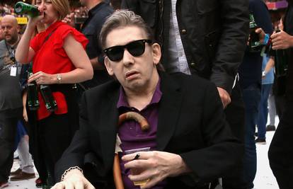 Poguesov frontmen Shane MacGowan ne pušta čašu piva