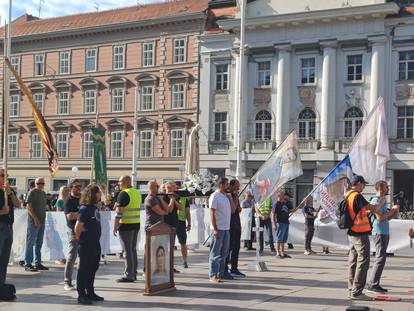 FOTO/VIDEO Klečavci molili na jednoj strani Trga bana Jelačića, na drugoj prosvjednici bubnjali