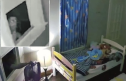 Jezivo: Snimili muškarca kako se šulja u dječju sobu gdje su spavale dvije djevojčice
