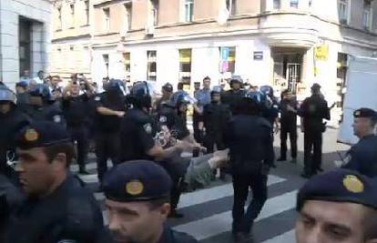Pogledajte snimke uhićenja prosvjednika u Varšavskoj 