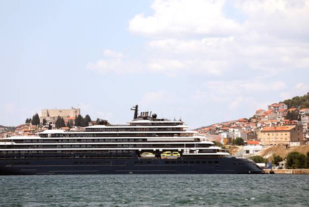 Šibenik: U šibensku luku uplovila je jahta Ritz-Carlton Evrima koja je službeni partner Mercedes AMG Petronas Formula 1 timu