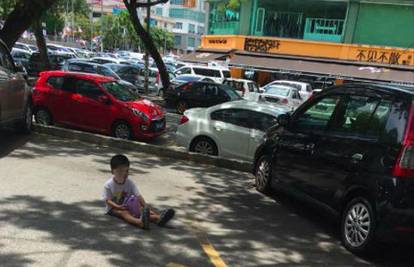 Majka došla na 'genijalnu ideju' i ostavila sina da čuva parking