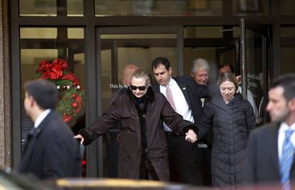 Hillary Clinton izašla iz bolnice u pratnji Billa i kćeri Chelsea 