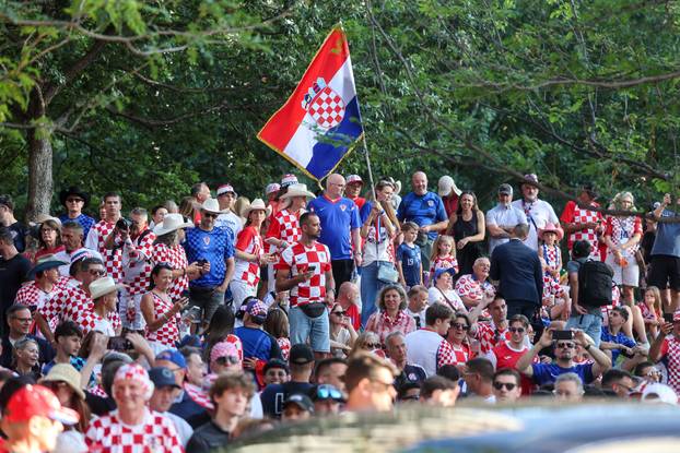 SP 2026 Dallas: Velika povorka hrvatskih navijača u Dallasu uoči utakmice Engleske i Hrvatske na Svjetskom prvenstvu