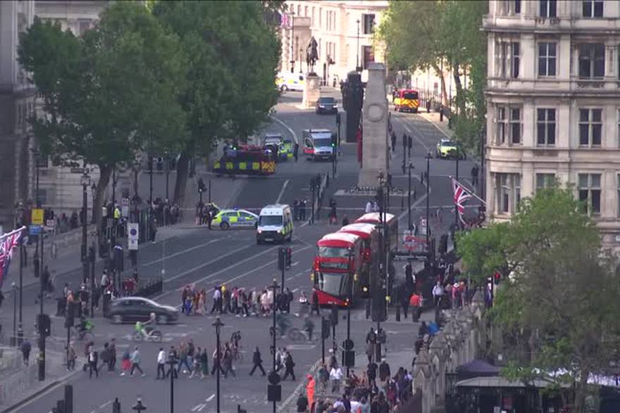 Automobilom se zabio u vrata Downing Streeta u Londonu