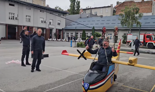 VIDEO Vatrogasac Branko otišao u mirovinu, kolege pripremile 'kanader' za zadnji let: Sretno!