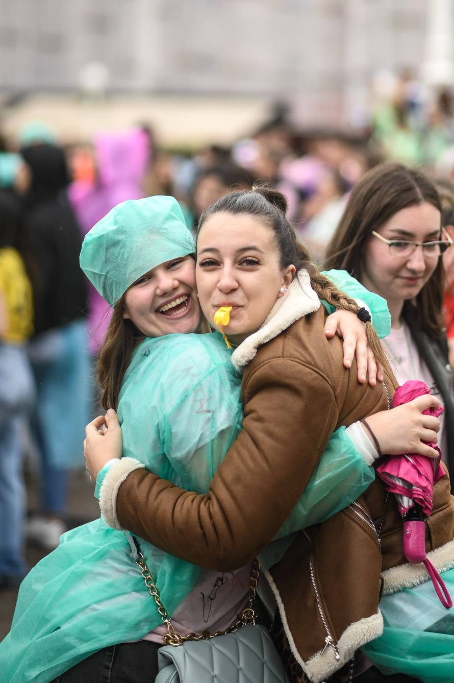 Zagreb: Maturanti se okupili na Trgu bana Jelačića i krenuli prema Bundeku