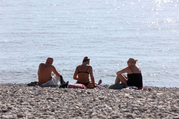 Rijeka: Uživanje u sunčanom i toplom danu na plaži Kantrida