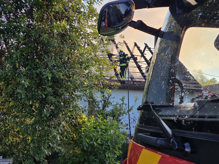 VIDEO Gorjele kuće u Požegi, obitelj probudili vatra i dim