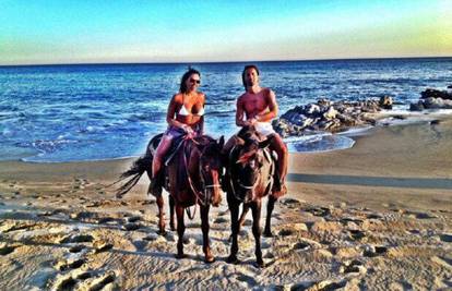 Tamara i zaručnik na konjima na plaži: Divan dan u Meksiku