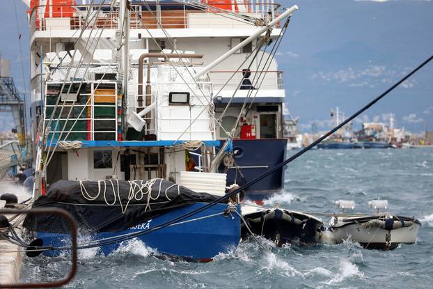 Rijeka: Olujna bura stvara valove i morsku pjenu u luci