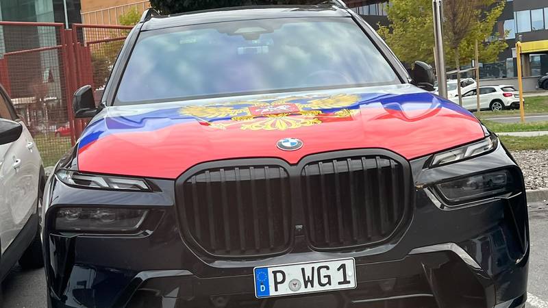 Rusa su kaznili u Slavonskom Brodu, na BMW nalijepio rusku zastavu: 'Držali su me pet sati'