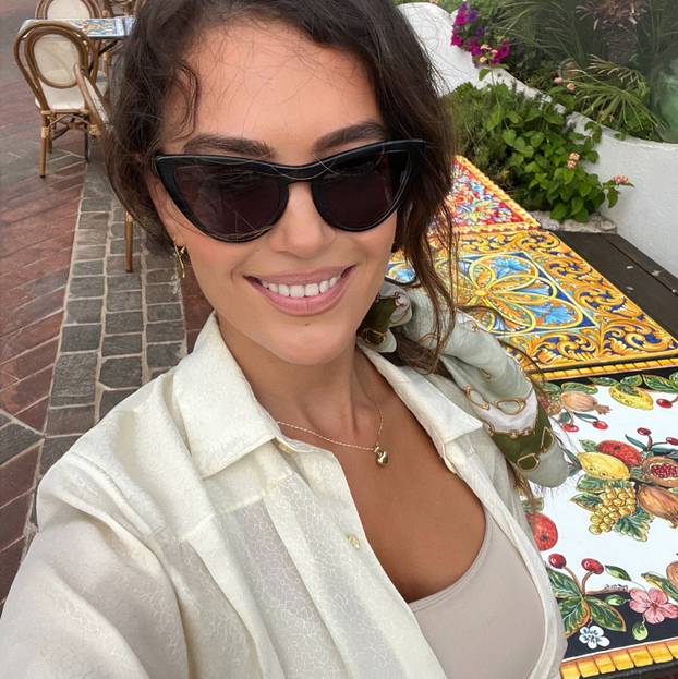 FOTO Fali li kome Liga prvaka? Ljubiteljica Hajduka ne može sakriti bujne obline na jahti...