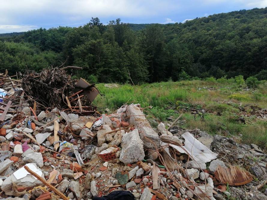 EKSKLUZIVNO Zatrpao potok građevinskim otpadom: 'Nema dozvole, ali bacamo na svoje'