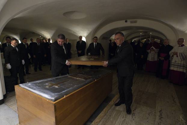ITALY -  THE BODY OF POPE EMERITUS BENEDICT XVI DURING BURIAL IN TNE VATICAN CAVES AT THE VATICAN - 2023/1/5