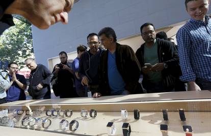 Apple prvog dana prodao više satova od svih Androida lani