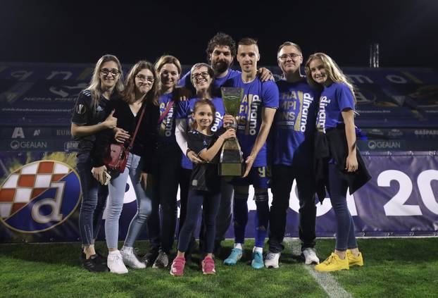 Nogometaši Dinama ponosno pozirali sa svojim obiteljima