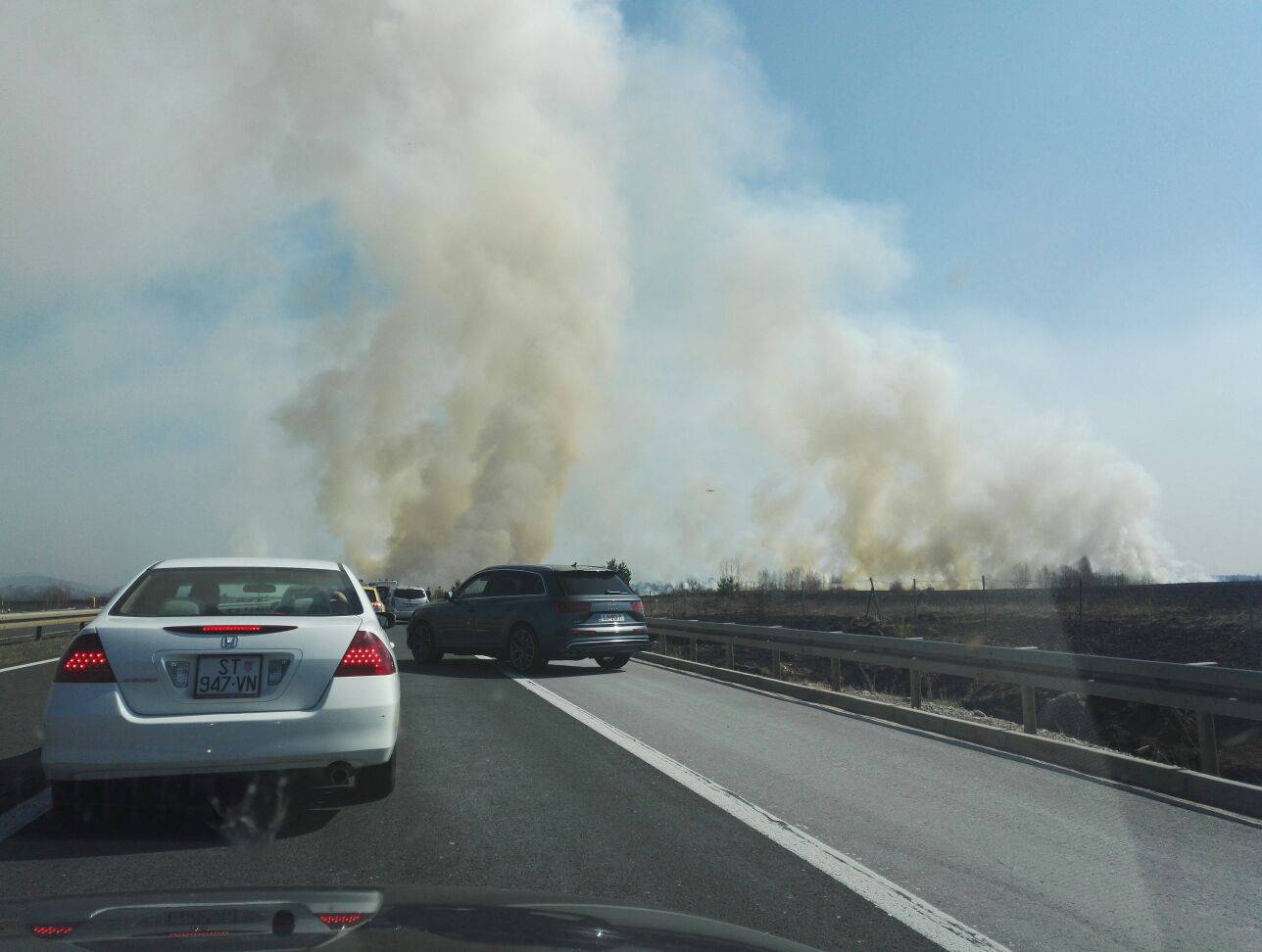 Kaos na A1: Požari otežavaju promet u blizini Svetog Roka