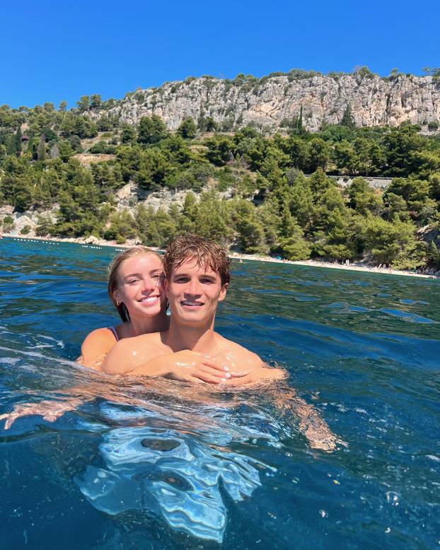 FOTO Hajdukovac kleknuo pred Amerikanku, sad napušta klub. 'Ti si odgovor na moje molitve'