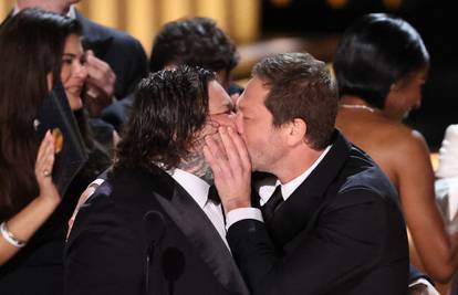 VIDEO Strastveni poljubac na Emmyjima: Mathesona poljubio kolega iz serije usred govora