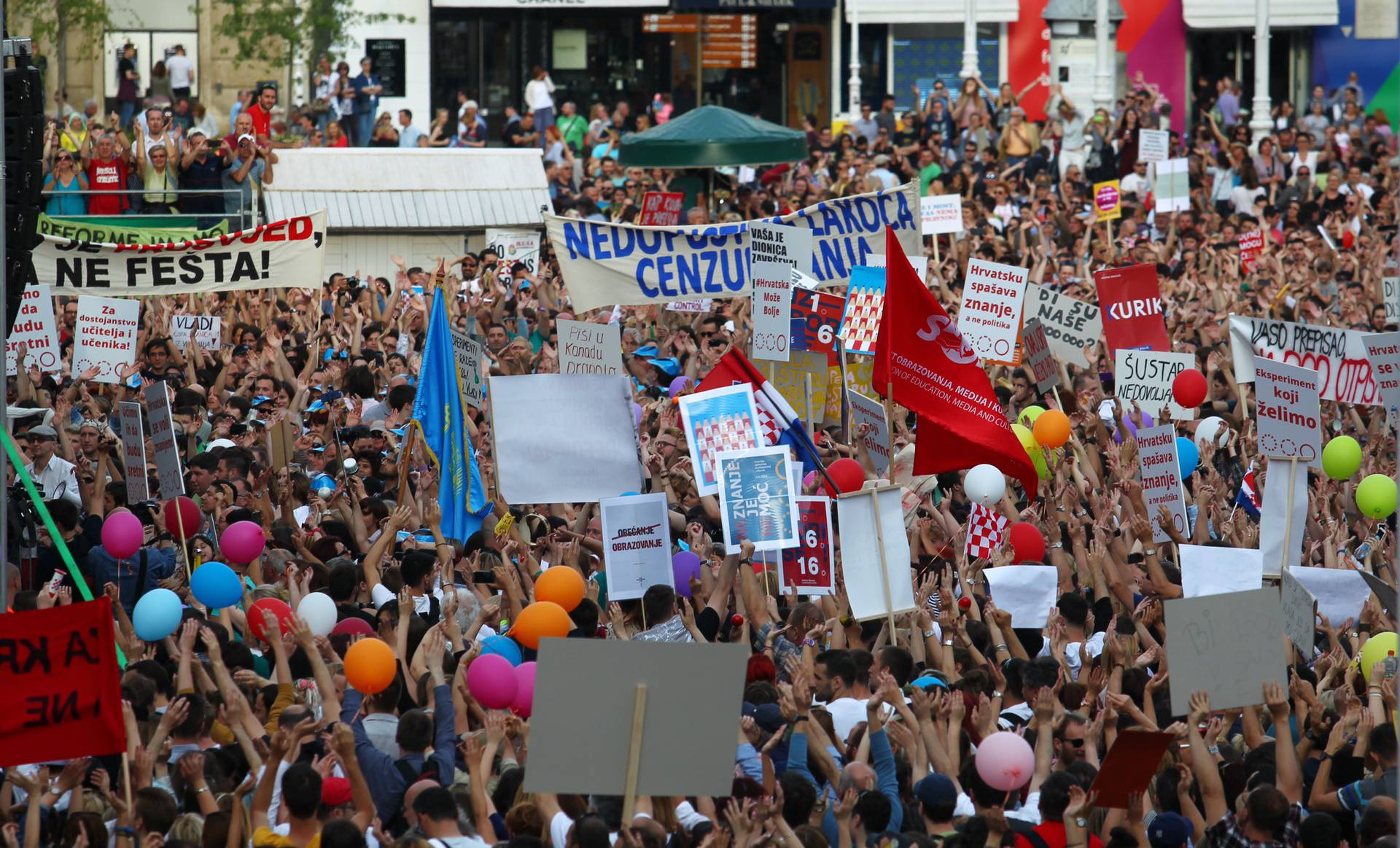 Na današnji 2016. održani veliki prosvjedi "Hrvatska može bolje" u znak potpore kurikularnoj reformi