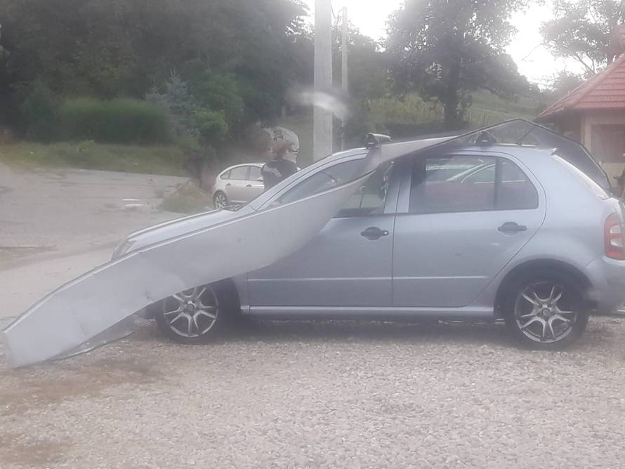 Stiglo nevrijeme: U Međimurju vjetar nosio stabla, u Rijeci poplava, u Vodicama plimni val