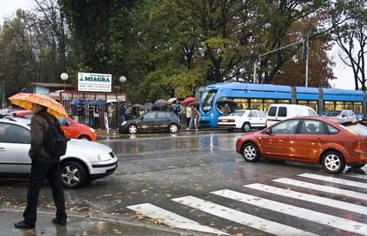 Automobil upao u rupu pa tramvajima blokirao put