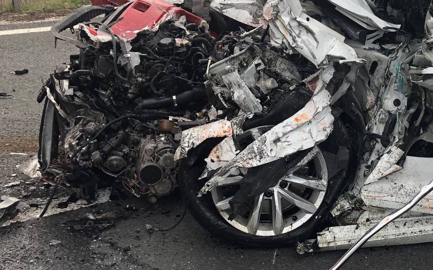 Naglo je skrenuo, zabio se u kamion i ostao zgnječen ispod