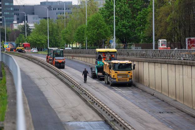 Zagreb: Počelo asfaltiranje podvožnjaka pored Vjesnikovog nebodara