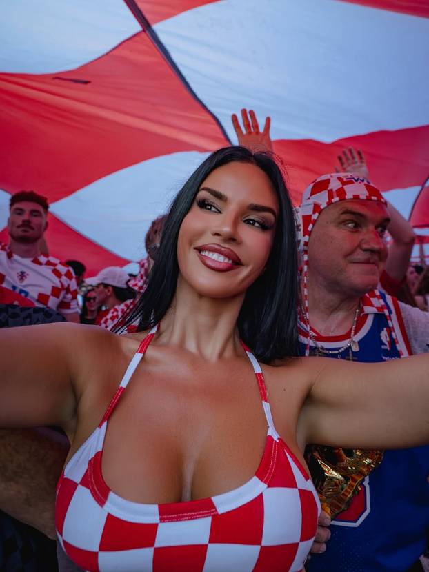Uh! Ivana Knoll uskočila u vruće hlačice, ni Englez joj nije odolio