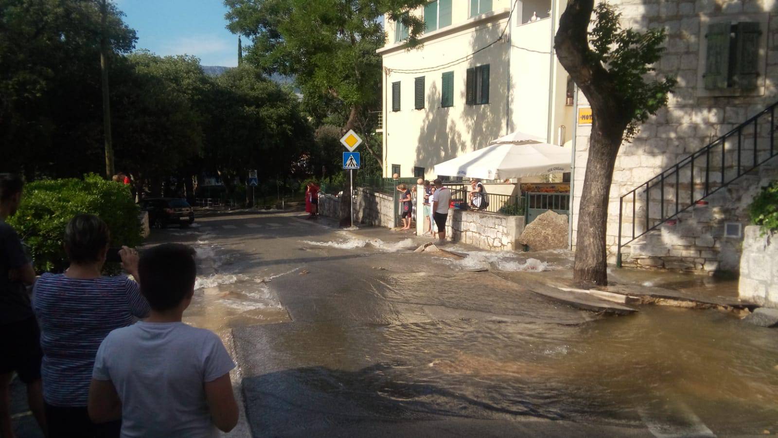 Poplava u splitskom Varošu: Pukla vodovodna cijev, voda se slijeva prema centru grada