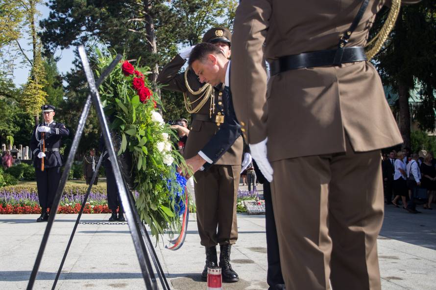 Državni vrh položio vijence i zapalio svijeće na Mirogoju