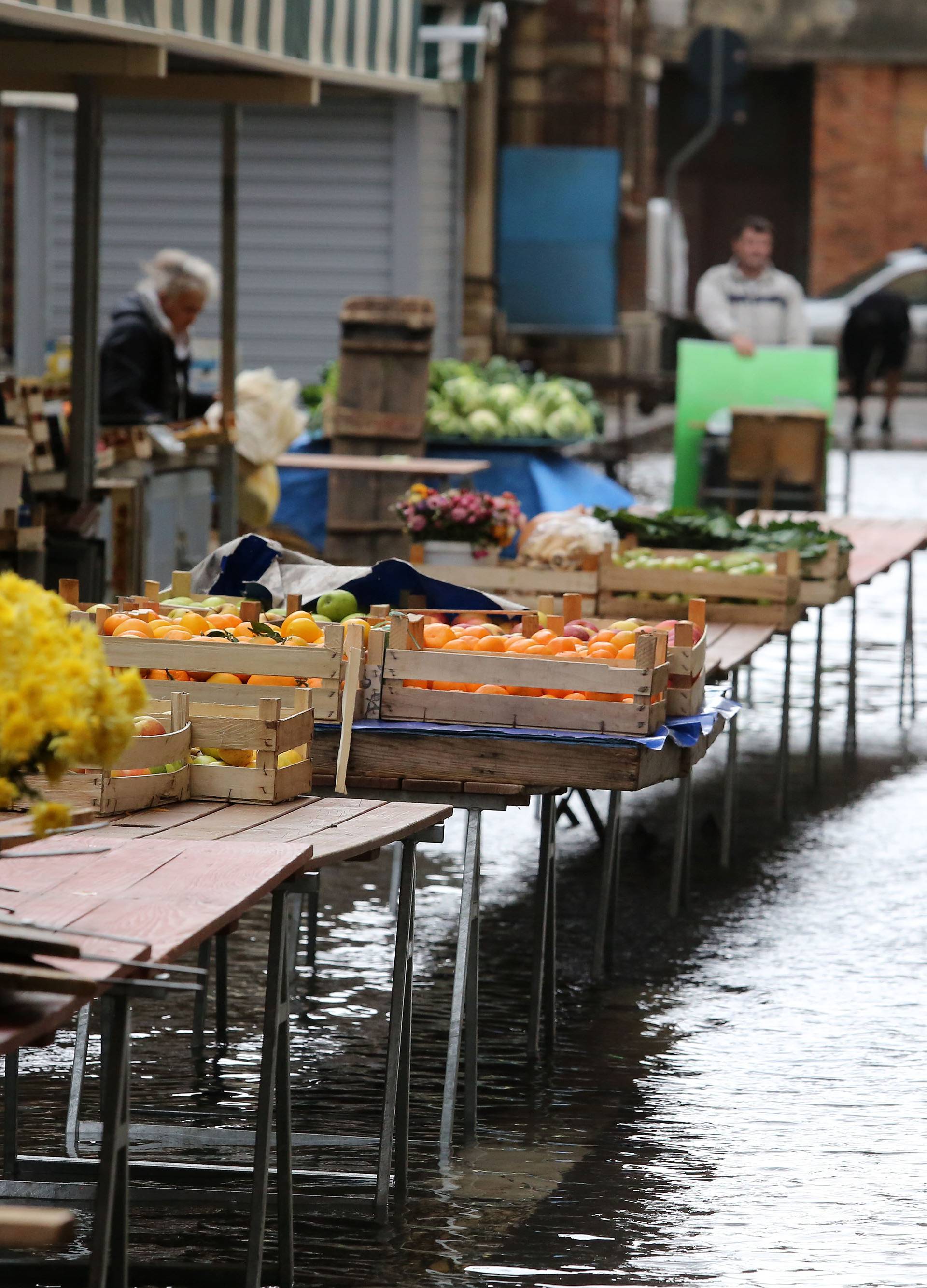 Rijeka: Prodavači na tržnici iako je još uvijek poplavljena