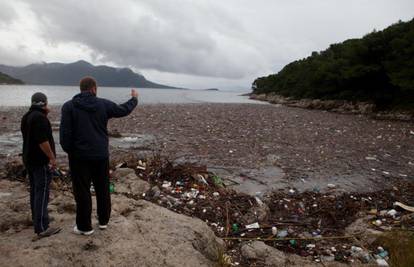 Stanovnici počeli čistiti smeće s obale, pomoći će i brodovi