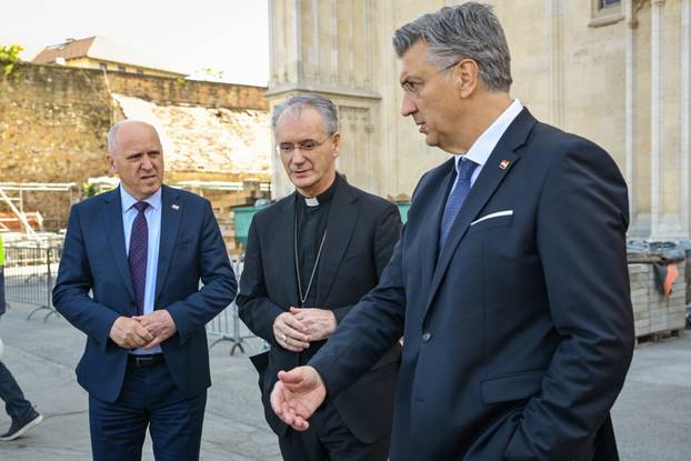 Zagreb: Premijer Plenković se sastao sa zagrebačkim nadbiskupom Draženom Kutlešom i obišao katedralu