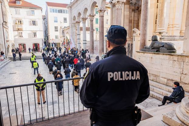 Molitelji su se okupili na Splitskom Peristilu