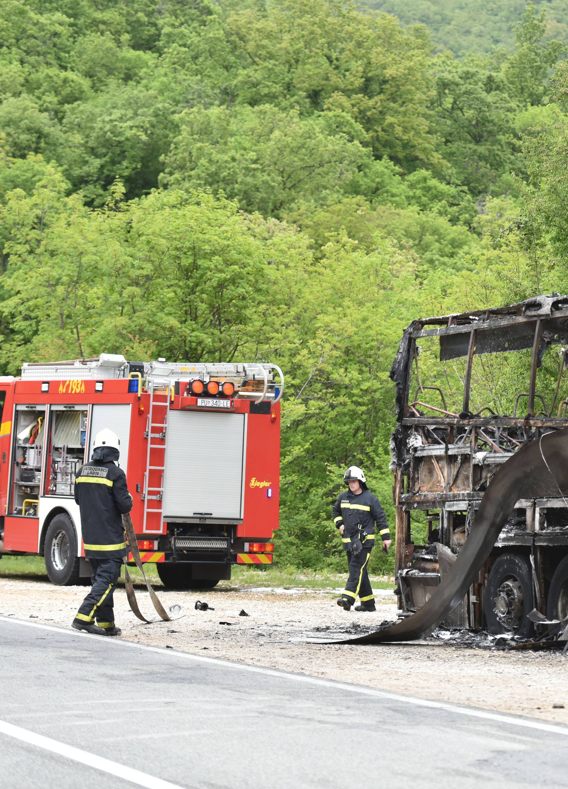 Buktinja na cesti kod Plomina: Bus izgorio, putnici evakuirani