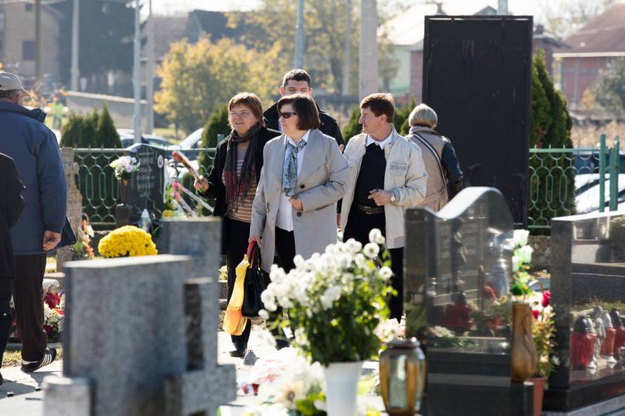 Dan je Svih svetih: Pogledajte fotografije s hrvatskih groblja