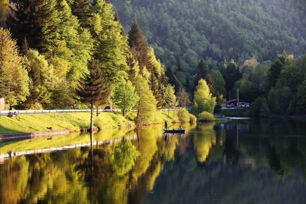 Mrzle vodice: Idilična atmosfera na jezeru u Gorskom kotaru