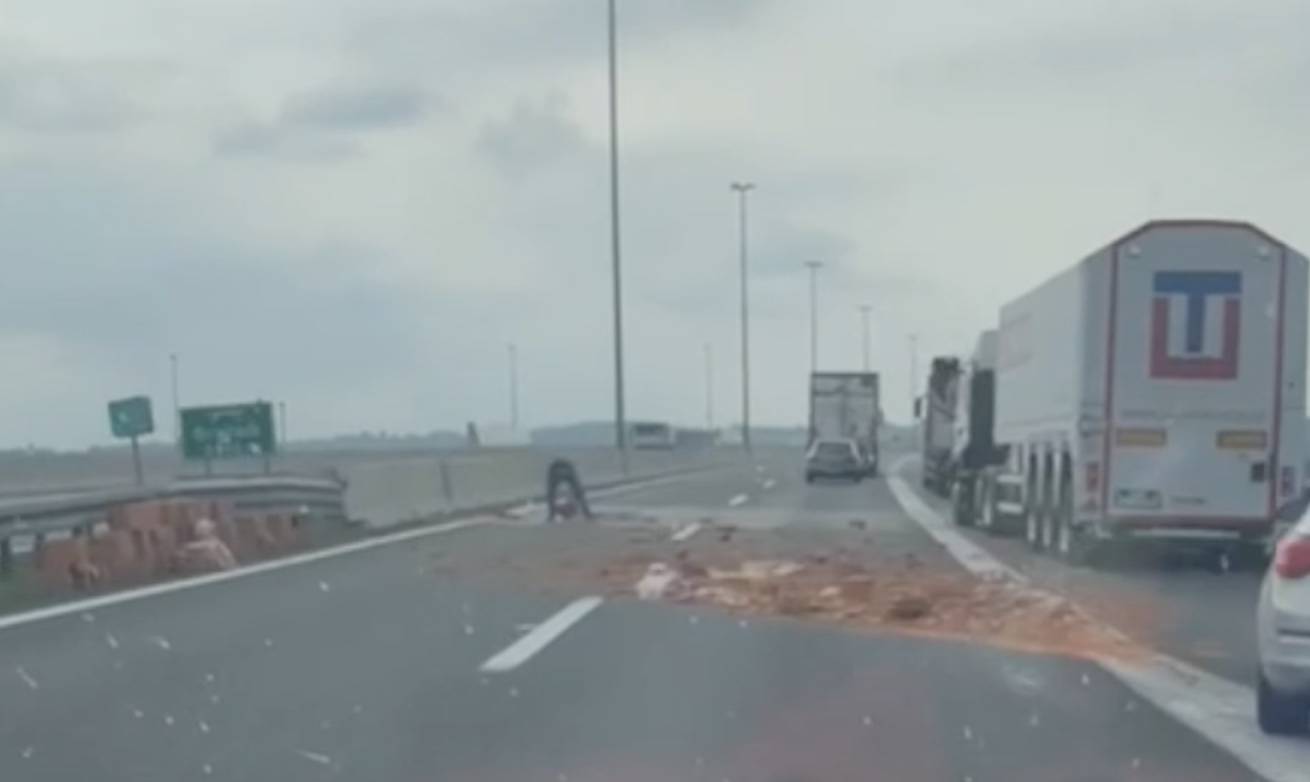 VIDEO S kamiona na A1 kod Karlovca ispale cigle: 'Vozač ih je sve sam skupio i posložio'