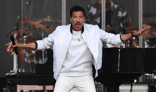 Legendarni Lionel Richie jo&scaron; je na intenzivnoj njezi, lije&ccaron;nici mu provjeravaju rad srca...