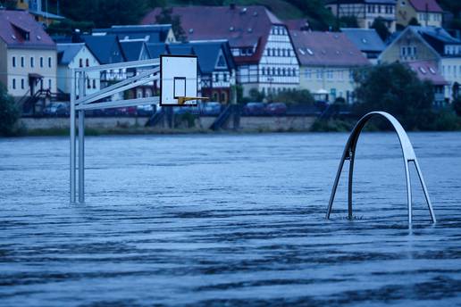 UŽIVO Drama u Beču: 140 ljudi je zatočeno nasred Dunava; Velike poplave haraju Europom