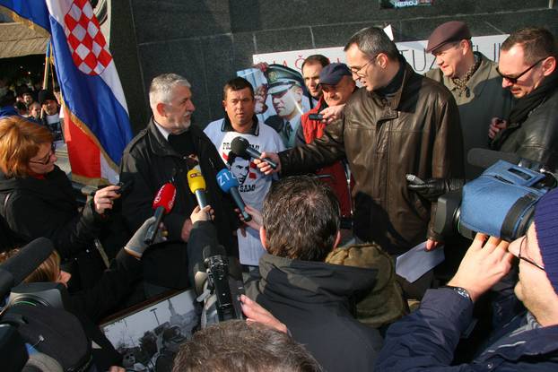 ARHIVA -  Tristotinjak osoba okupilo se na Jelačićevom trgu tijekom skupa podrške Gotovini