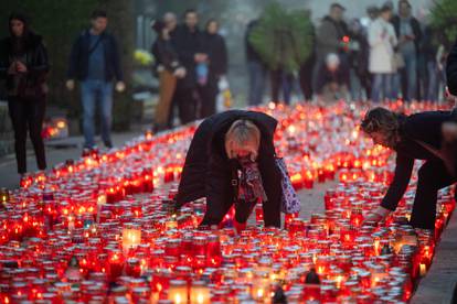 FOTO Tisuće svijeća i lampiona obasjali su zagrebački Mirogoj